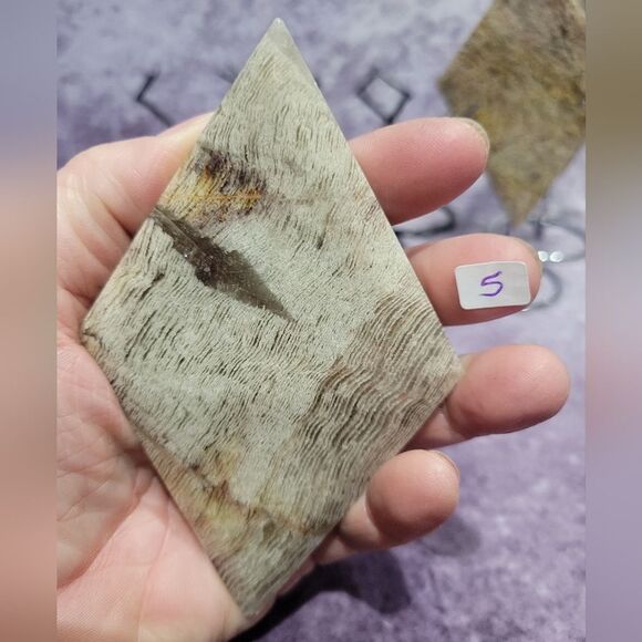 Garden Quartz Rhombas with Stand - Picture 3 of 13